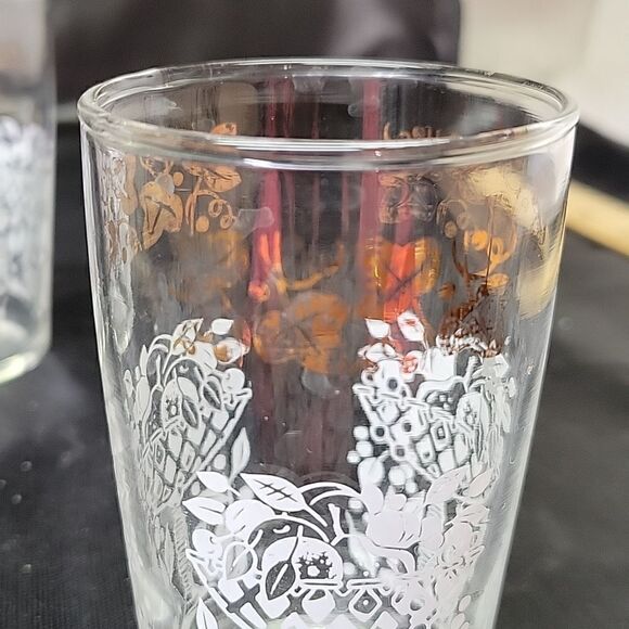 Assortment of 4 small glasses and a pitcher - Picture 3 of 9